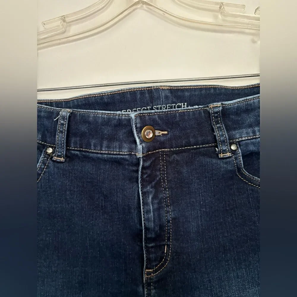 Chico's Perfect Stretch Dark Wash Denim Capri Jeans Size 0.5 23